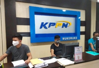 Pegawai KPPN Mukomuko tetap melayani meski di hari libur