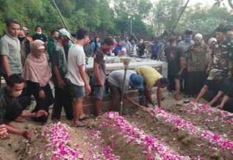 Pemakaman empat korban pembunuhan di Astanalaya Curidan RT 01 RW 06 Kelurahan Bulakrejo Kecamatan Sukoharjo Kabupaten Sukoharjo Jawa Tengah