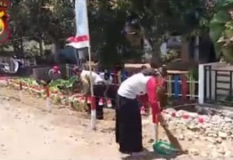 warga gotong royong membersihkan lingkungan rumah