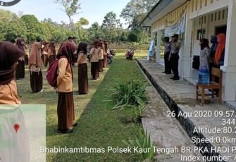 Bhabinkamtibmas Polsek Kaur Tengah Beri Edukasi AKB ke Siswa