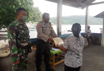Babinsa bersama bhabinkamtibmas bagikan sembako kepada warga