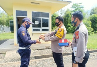 Kapolres Musirawas AKBP Efrannedy menghimbau Satpam di Perusahaan Polres Musi Rawas untuk patuhi Protokol Kesehatan(Prokes) Rabu (26/8).