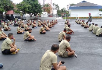 Prajurit petarung Yonmarhanlan VIII Bitung saat ikuti kegiatan pembinaan mental oleh Danyonmarhanlan