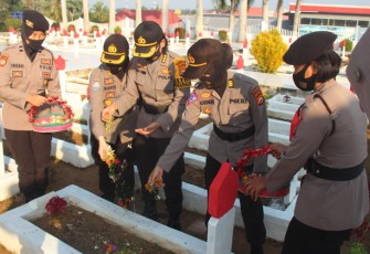 Polwan Polda Bengkulu Gelar Upacara Ziarah dan Tabur Bunga di TMP