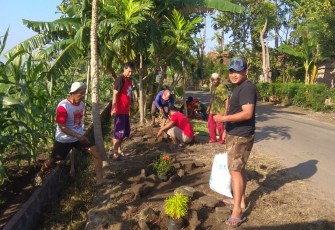 Warga Desa Sukolilan saat mengadakan bersih-bersih jalan