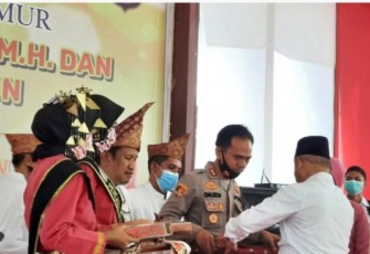 Kapolres OKU Timur AKBP Dalizon Diberi Gelar Adat Perwira Mustika Bangsawan