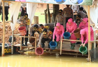 Kapolda Bengkulu Tebar 20 Ribu Bibit Ikan Dukung Ketahanan Pangan
