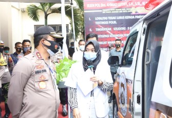 Kapolda Jateng Terima Hibah 1 Mini Bus dan 2 CRV dari Pemda Banjarnegara