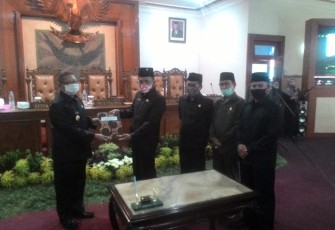 Marsono menyerahkan berita acara penetapan perda perubahan APBD Tahun anggaran 2020 kepada Bupati Tulungagung Maryoto Bhirowo didampingi para Wakil Ketua DPRD Tulungagung