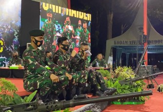 Panglima TNI Berdialog dan Makan Malam Bersama Prajurit Yonif Raider 700/WYC