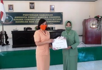 Ketua Persit kanan saat memberikan bingkisan.