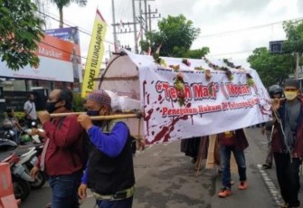 Massa Tulungagung Pikul Keranda Mayat saat Aksi Demo