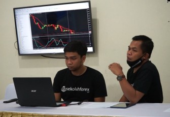  Trainer STC Sukmo Hernowo (kanan) saat acara konferensi pers “Lebih Dekat Dengan Trainer Solo Training Centre” di Sekolah Solo Training Centre