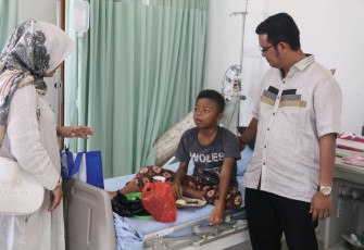 Bupati Bintan Apri Sujadi saat jenguk salah satu pasien