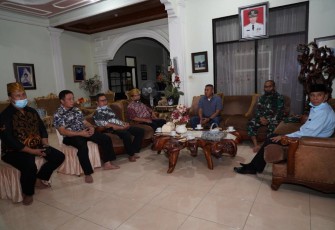 Silaturahmi Danrem 143 /HO dan Lembaga Adat Tolaki Jamin Sultra Aman dan Damai