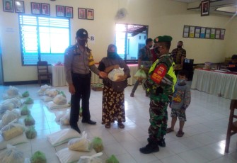 Koramil Dan Polsek Limpung Dampingi Penyaluran Bantuan Sosial Tunai Provinsi Jateng