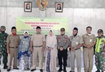 Pemdes Desa Plumbon bersama Forkopimcam Limpung foto bersama dalam acara pelantikan Sekdes di Balai Desa Plumbon Kecamatan Limpung. Senin 28/9/2020