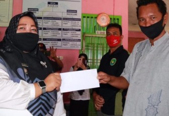 Camat Kampung Melayu Kota Bengkulu Saat Salurkan Bantuan Operasional