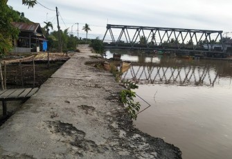 Kerusakan tanggul sungai bengkolan Singkil yang menjadi usulan Anggota Dewan Aceh Singkil.