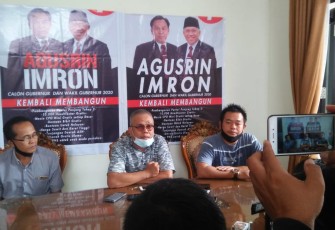 Suryawan Halusi  Saat Memberikan Konferensi Pers 