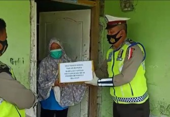 Polres Bengkulu Selatan Bagikan Sembako dan Masker Gratis ke Masyarakat
