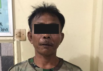 Tersangka (diborgol) saat diamankan