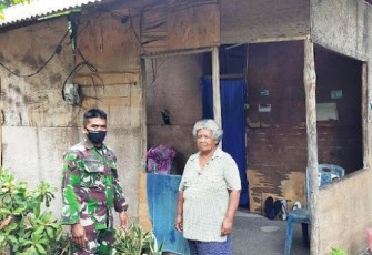 Babinsa Batu Putih Serda Northon Majuntu saat tinjau lokasi yang akan menjadi sasaran bedah rumah