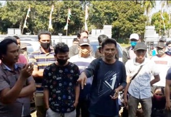 Ratusan Warga Babatan saat mendatangi Kantor Lurah Setempat