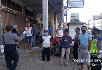 Kapolsek Gading Cempaka AKP Chusnul Melakukan Patroli Protokol Kesehatan di Pasar Panorama