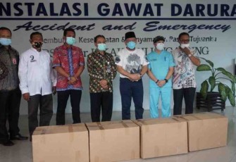 La Nyalla Mattalitti saat menyerahkan bantuan APD di RSUD dr. Iskak Tulungagung