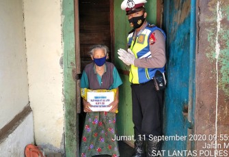 Sat Lantas Polres RL Bagikan Sembako Kepada Masyarakat