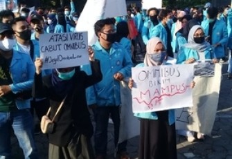  Ratusan Mahasiswa Universitas Sebelas Maret Lakukan Aksi 