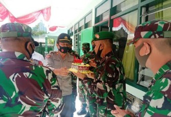 Kapolsek lembet saat berikan kue ulang tahun kepada danramil 1310-02/Lembeh