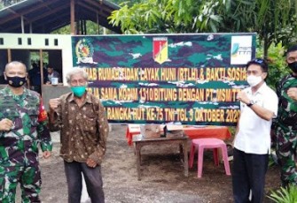 Dandim 1310/Bitung Letkol INF Benny Lesmana SE saat kunjungi rumah warga
