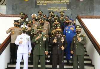 Kapolda Jateng Beri Kejutan Untuk Pangdam IV Diponegoro