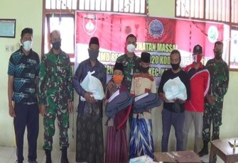 Dandim, Kasdim Kodim 0715/Kendal beserta orang tua dan peserta sunatan masal foto bersama setelah menerima bingkisan. Senin, 19/10/2020.