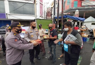 Bidhumas Polda Jateng membagikan 200 paket nasi siap saji kepada Masayarakat  Semarang, Jawa Tengah, Jum'at (23/10/2020).
