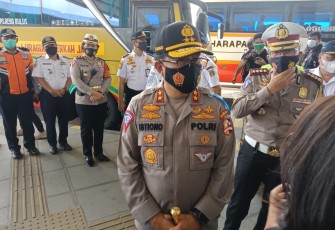 Kakorlantas Polri Irjen Pol Drs Istiono MH memantau sejumlah fasilitas dan sarana lalulintas umum menjelang masa libur panjang akhir pekan dan hari besar Maulid Nabi Muhammad di Terminal Pulo Gebang, Senin (26/10/2020).