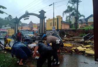 Kapolsek dan Danramil Blado beserta anggota  bersama warga membersihkan material tembok dan tanah agar tidak menutupi akses jalan. Selasa (27/10/2020)  