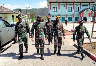 Kepala Staf Kodam IV/Diponegoro Brigjen TNI Widi Prasetijono didampingi Asisten Operasi Kasdam IV/Diponegoro Kolonel Inf Djarot Suharso, S.I.P., meninjau langsung Satgas Yonarmed 3/105 Tarik yang melaksanakan penugasan pengamanan perbatasan RI-RDTL Sektor Barat disambut oleh Dansatgas Yonarmed 3/105 Tarik, Letkol Arm Laode Irwan Halim, S.I.P., M.Tr. (Han)., di Makosatgas, Desa Eban, Kecamatan Miomaffo Barat, Kabupaten Timor Tengah Utara, Nusa Tenggara Timur, Rabu (28/10/2020).   