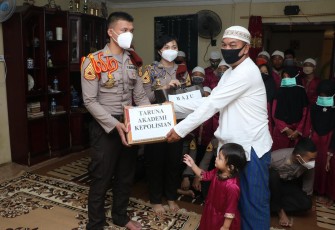 taruna Akademi Kepolisian dengan menggelar bakti sosial berupa paket sembako serta pakaian atau barang layak pakai untuk panti asuhan.Kamis, 28/10/2020.  