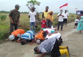 Warga Dusun Pening melakukan sujud syukur atas dibangunnya jalan oleh Satgas TMMD, Rabu 21/10/2020
