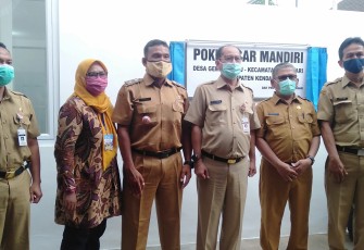 KaDKP  Provinsi Jawa Tengah,  KaDKP  Kabupaten Kendal, Kepala Dispermades, Kepala Baperlitbang Kabupaten Kendal, Kepala Perindustrian Koperasi dan UKM, Kepala Dinas Pemberdayaan Perempuan Keluarga Berencana dan Perlindungan Anak foto bersama saat peresmian Poklahsar di Gempolsewu,. Senin, 26/10/2020