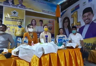 Christiany Eugenia Paruntu (CEP) Kebaya Kuning di Dampingi Calon Wakil Gubernur Sulut Sehan Salim Landjar dan Calon Walikota dan Wakil Walikota Bitung dan ketua DPW partai Golkar Cindy Wurangian Saat Gelar Konferensi Pers