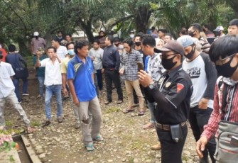 Warga saat mendatangi kantor lurah setempat