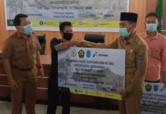 Pemkab OKI Salurkan Bantuan Mesin Perahu Untuk Nelayan