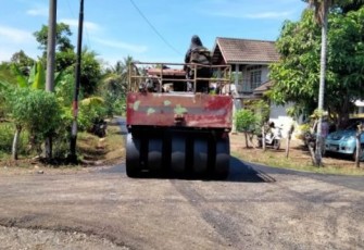Perbaikan Jalan di Kelurahan Bumi Ayu RT 23 Kecamatan Selebar oleh Dinas Pekerjaan Umum dan Penataan Ruang (PUPR) Minggu (15/11/2020)