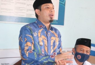Penyerahan bantuan operasional (BOp) dan seragam batik gratis oleh Plt Walikota Bengkulu Dedy Wahyudi di Kantor Lurah Tanah Patah, Kecamatan Ratu Agung, Rabu (18/11/2020).