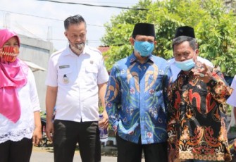 Plt Walikota Bengkulu Dedy Wahyudi didampingi Staf Ahli Bidang Ekonomi Tony Elfian, Camat Ratu Agung Subhan Gusti Hendri dan Lurah Tanah Patah meninjau pembangunan dana kelurahan di RT 09 Kelurahan Tanah Patah.