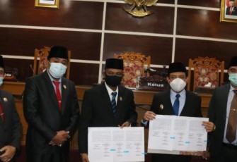 DPRD Kota Bengkulu menggelar Rapat Paripurna dengan agenda Penandatanganan Nota Kesepakatan Kebijakan Umum Anggaran (KUA) dan Priorotas Plafon Anggaran Sementara (PPAS) tahun anggaram 2021